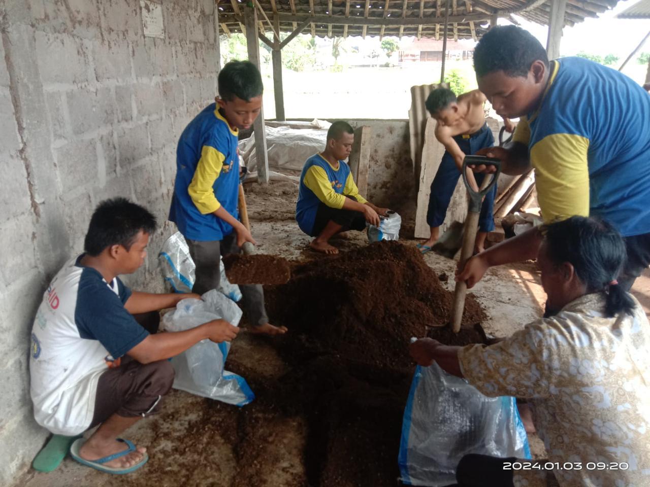 Kegiatan Pembuatan Pupuk - SLB PGRI Sumbersari